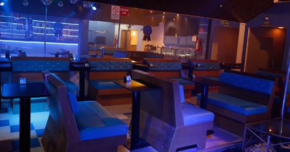 Área do bar e pista da Enigma Clube a casa de swing para casais em SP